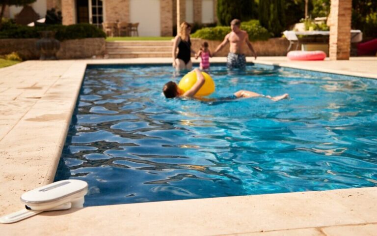 Une start-up israélienne vante les mérites d'un sauveteur virtuel alimenté par l'IA, Mylo, pour prévenir les noyades dans la piscine