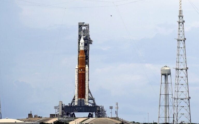 Une fuite de carburant interrompt le compte à rebours du lancement de la nouvelle fusée lunaire de la NASA