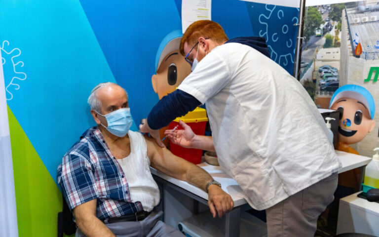 Étude israélienne majeure : le taux de mortalité par COVID parmi les personnes âgées a été réduit de 72 % après le 4e vaccin
