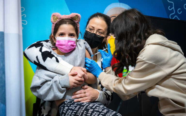 Les vaccins COVID ont réduit de moitié l'infection chez les enfants pendant l'hiver, selon une étude israélienne