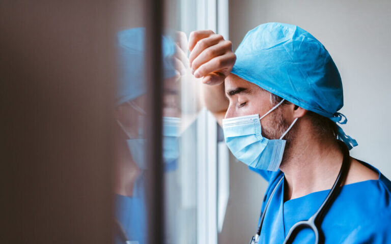 Les médecins fatigués laissent souvent les patients dans des douleurs inutiles, selon une étude israélienne