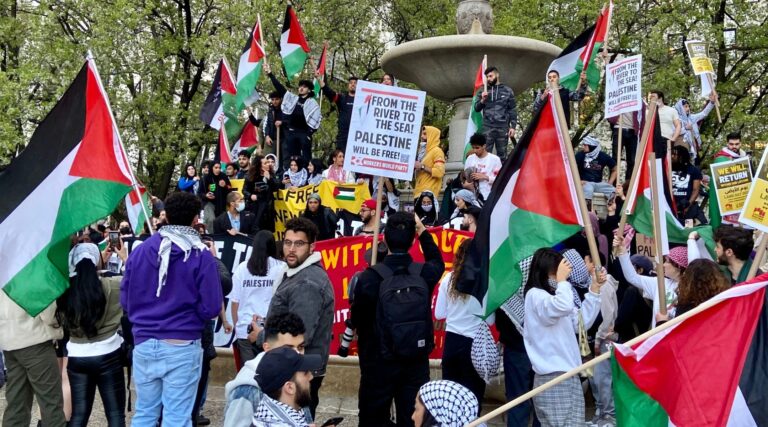 Des manifestants pro-palestiniens appellent à "mondialiser l'Intifada" lors d'une marche contre le consulat d'Israël à New York