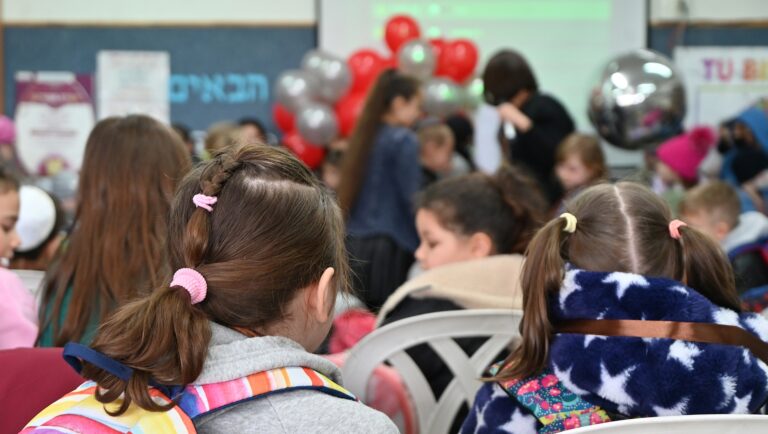 Des enfants ukrainiens trouvent refuge dans une ville israélienne et son école pour russophones