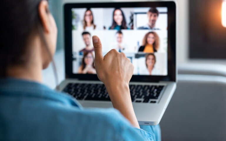 Réflexion?  Se réunir à distance par vidéo peut entraver la créativité, selon une étude