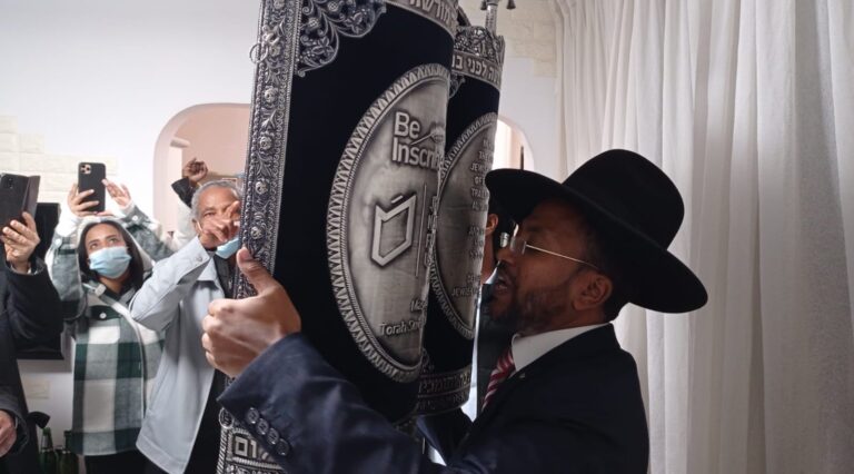 À inscrire : le Jewish National Fund-USA fait don d'un rouleau de la Torah à la communauté juive éthiopienne de Beersheva