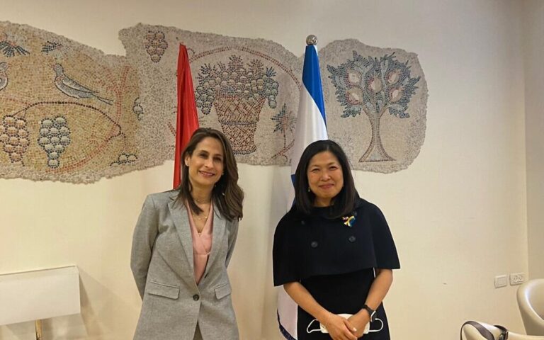 Le ministre canadien du Commerce salue le voyage "productif" en Israël et vante la science et la collaboration technologique
