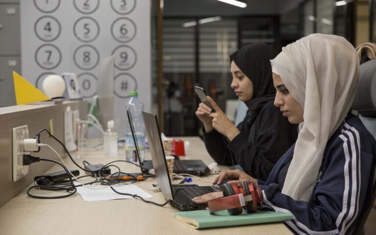Bennett appelle à une intégration "en douceur" des travailleurs technologiques palestiniens dans les entreprises israéliennes