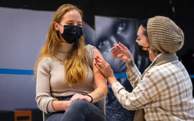 Des parents vaccinés et boostés réduisent le risque de COVID de leurs enfants – étude israélienne pré-Omicron