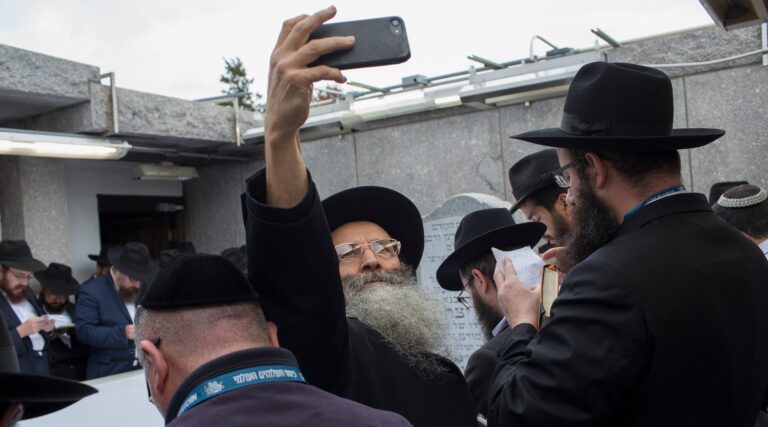 Pour les juifs orthodoxes et les Israéliens, la panne de WhatsApp a mis en évidence les infrastructures communautaires de base – et leur vulnérabilité