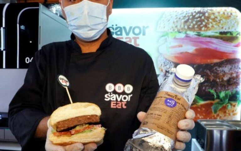 Un robot-chef prépare des hamburgers végétariens personnalisés dans un restaurant israélien
