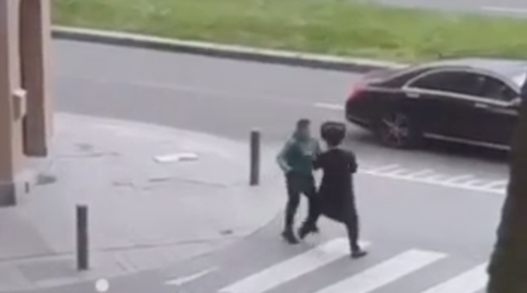 A Anvers, un juif orthodoxe haredi domine et tacle son agresseur