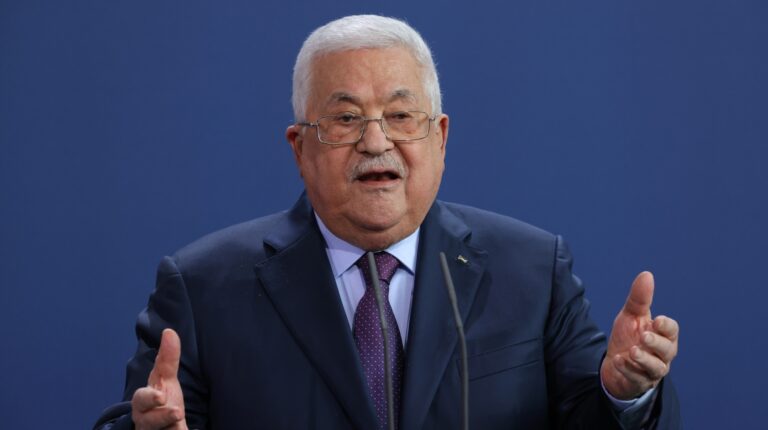 Abbas qualifie l'Holocauste de "crime le plus odieux" après avoir été critiqué pour avoir accusé Israël d'"Holocauste"
