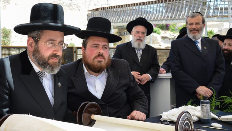 Après avoir assisté à la shiva de l'agresseur présumé Chaim Walder, le grand rabbin d'Israël appelle les victimes d'abus à se manifester