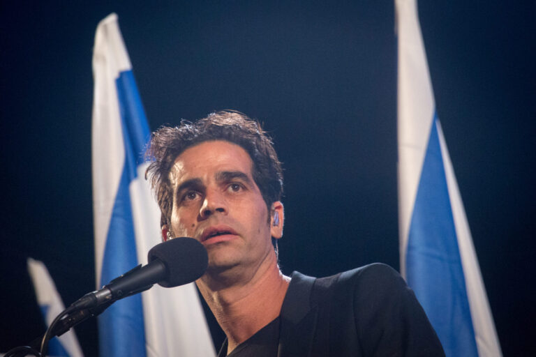 Aviv Geffen, icône de la gauche israélienne, s'excuse lors d'un concert en Cisjordanie pour avoir dénoncé les colons