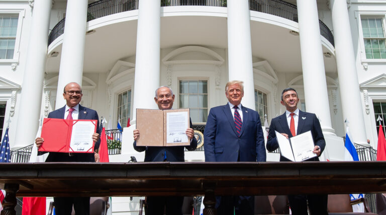 Israël signe officiellement des traités de paix avec les Émirats arabes unis et Bahreïn lors d'une cérémonie à la Maison Blanche