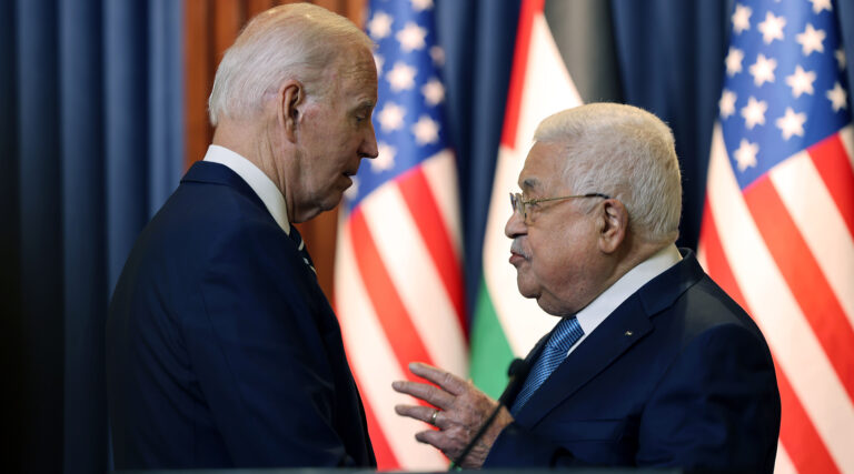 Biden dit que "le terrain n'est pas mûr" pour des pourparlers de paix israélo-palestiniens alors qu'il annonce une nouvelle aide palestinienne