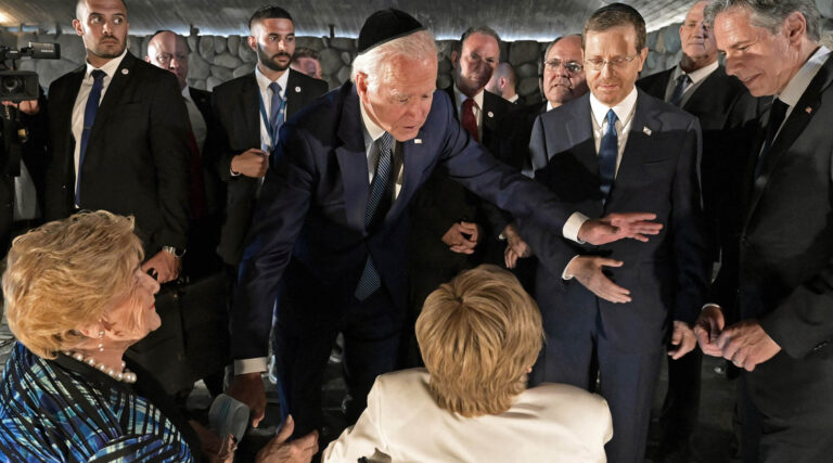 Biden s'agenouille pour rencontrer des survivants de l'Holocauste lors de sa visite à Yad Vashem