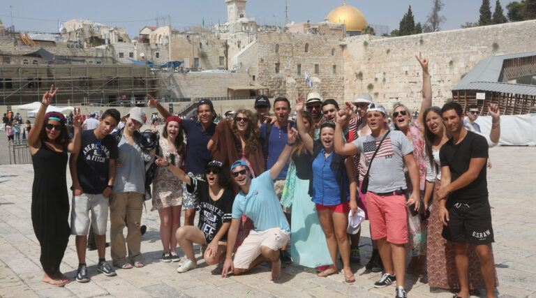 Cherchant à stimuler les voyages des étudiants, Birthright Israel abaisse sa limite d'âge à 26 ans