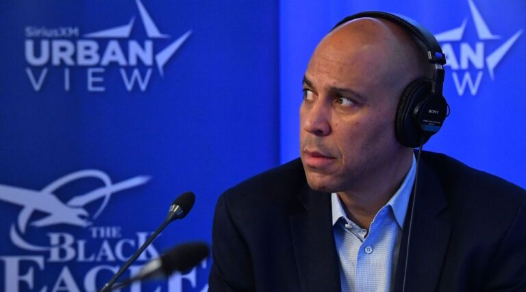 Cory Booker lance une nouvelle coalition de sénateurs noirs et juifs pour lutter contre l'antisémitisme et le racisme