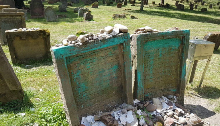 Des dizaines de pierres tombales vandalisées dans le plus ancien cimetière juif d'Europe