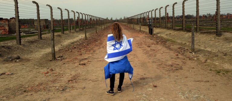 Étude : Plus d'un Américain sur 10 de moins de 40 ans pense que les Juifs ont causé l'Holocauste