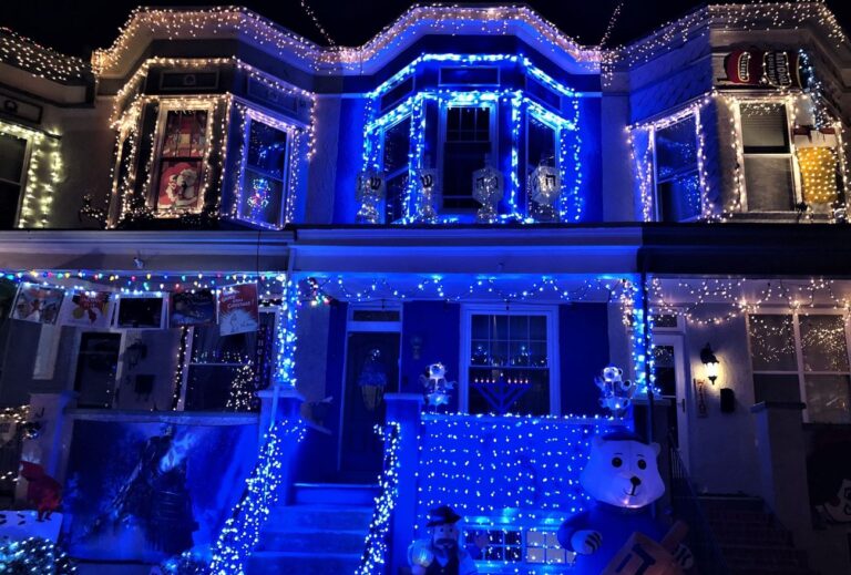 Il a amené Hanukkah dans une rue célèbre pour ses illuminations de Noël.  L'antisémitisme a suivi - mais la joie aussi.
