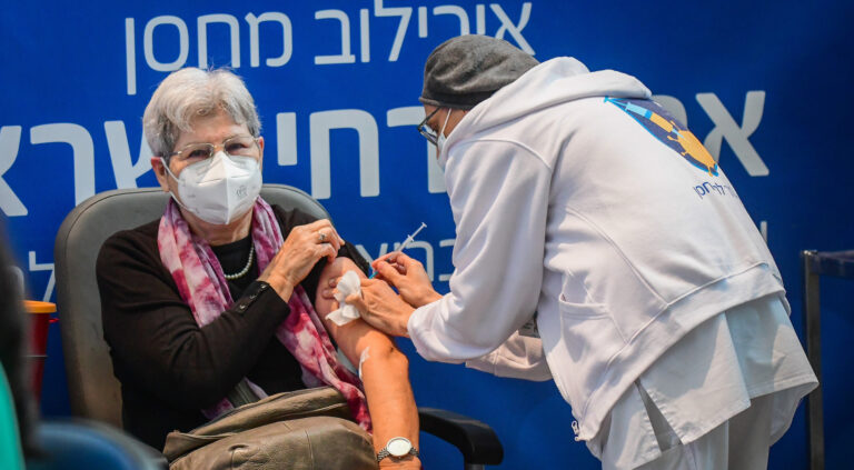Israël commence à administrer le 4e vaccin contre le coronavirus