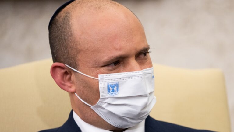 Israël interdit les voyageurs en provenance d'Afrique alors que la nouvelle variante du COVID place le pays "au bord de l'état d'urgence"