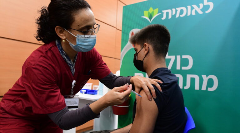 Israël mettra fin aux règles du "passe vert" exigeant la vaccination ou la récupération pour entrer dans les lieux publics