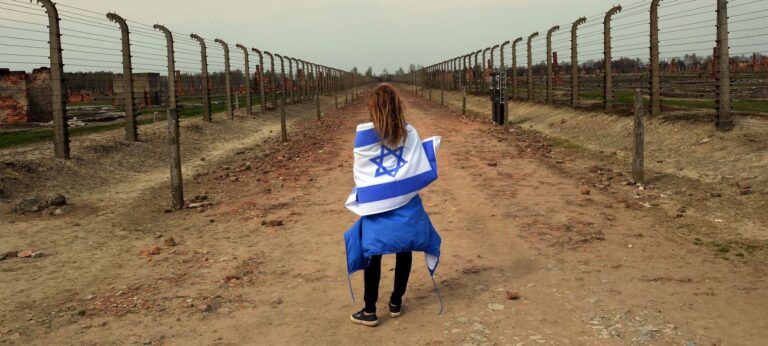 J'ai appris la "perspective opposée" de l'Holocauste au collège.  Je ne l'oublierai jamais