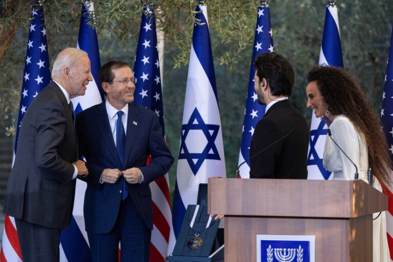 Joe Biden a serré la main en Israël alors qu'il avait prévu de ne pas le faire.  Puis une pop star l'a laissé pendre.