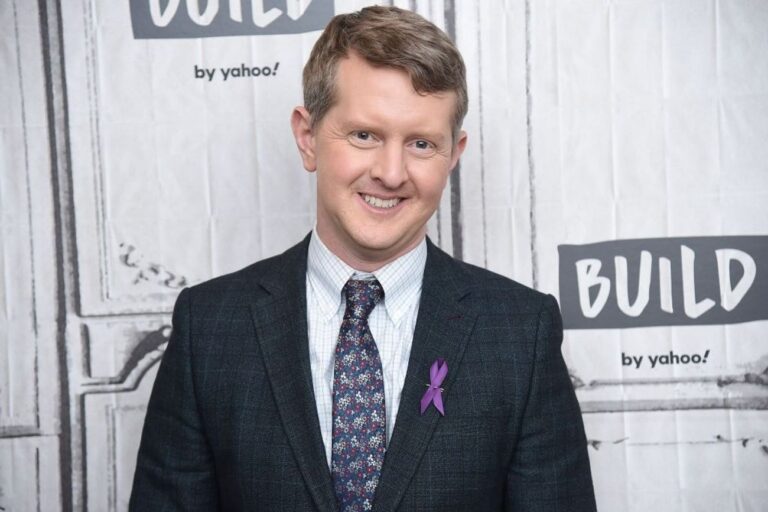 Ken Jennings ouvre une toute autre boîte de haricots pour défendre l'antisémitisme du co-animateur
