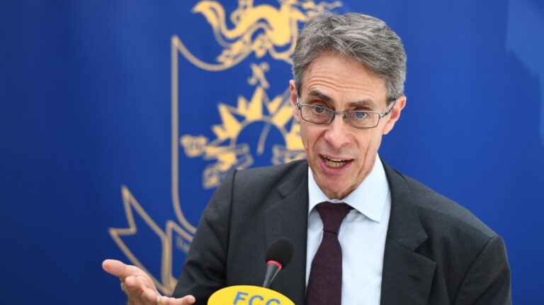 Ken Roth, le dirigeant de Human Rights Watch qui a été critiqué pour les critiques d'Israël, prend sa retraite