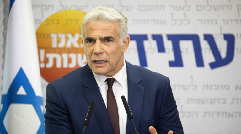 L'Israélien Yair Lapid condamne les "images horribles" émergeant de Bucha, alors que l'exercice d'équilibrage israélien sur l'Ukraine se poursuit