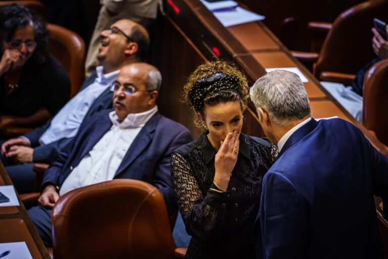 La coalition au pouvoir en Israël est en crise alors qu'un membre de droite de la Knesset démissionne, citant la nourriture de la Pâque dans les hôpitaux