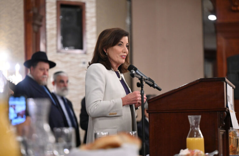 La gouverneure de New York, Kathy Hochul, dit qu'elle ressent un "appel spécial" pour protéger les Juifs