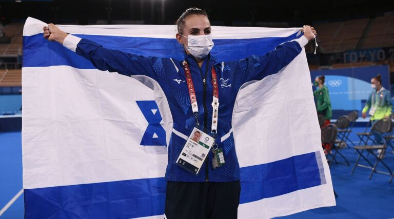La gymnaste Linoy Ashram remporte la 3e médaille d'or olympique d'Israël, suite à un appel russe