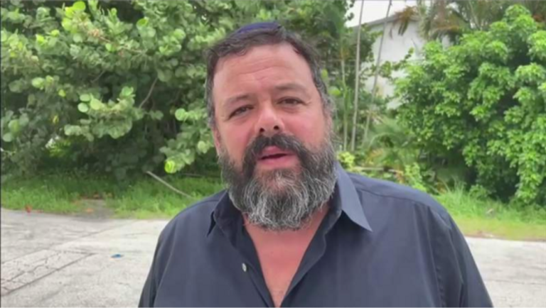 La police enquête sur la gifle d'un homme orthodoxe dans un complexe de Floride comme crime de haine