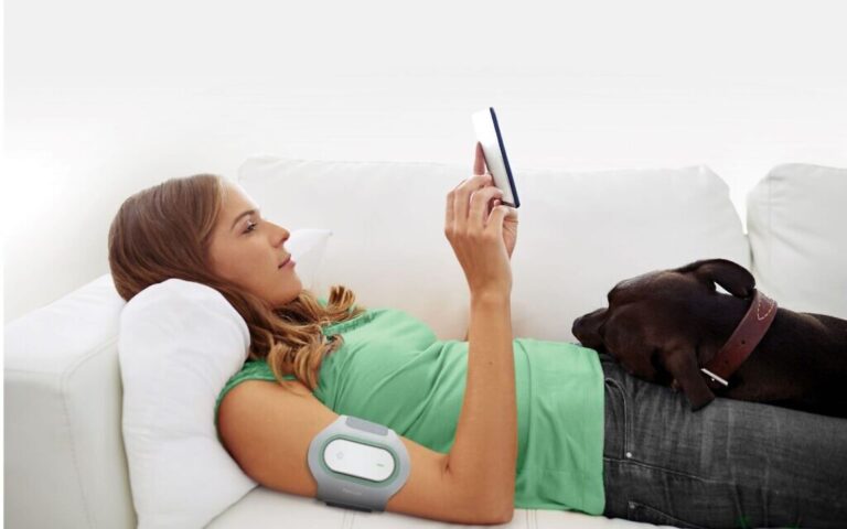 La start-up israélienne Theranica, fabricant d'un appareil anti-migraine, obtient un investissement de 45 millions de dollars