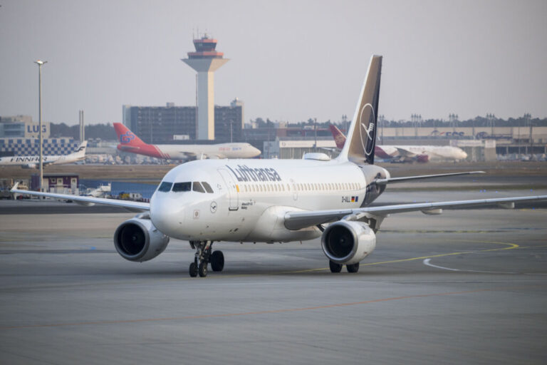 L'ambassadrice Deborah Lipstadt rencontrera les dirigeants de Lufthansa au sujet de l'interdiction des voyageurs hassidiques