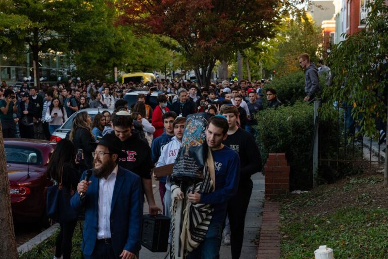 "L'antisémitisme est trop normalisé": les étudiants se rassemblent après que la réplique de la Torah a été dégradée