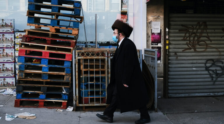 Le chef israélien de la secte hassidique Belz exhorte les enseignants de la nouvelle yeshiva de Brooklyn à se faire vacciner alors que NYC met en œuvre le mandat de vaccination