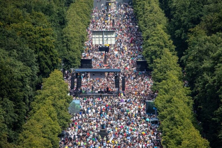 Le rassemblement de Berlin contre les règles du coronavirus présente des manifestations néo-nazies et antisémites