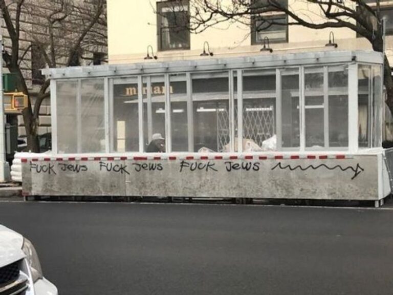 Le restaurant Miriam a été aspergé de graffitis « f— Jews ».  Voici pourquoi nous avons répondu avec des roses blanches