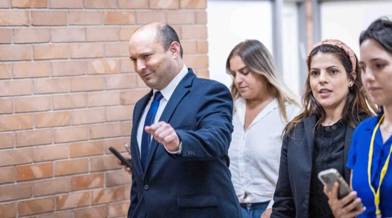 Les Israéliens juifs soutiennent les réformes religieuses proposées par le nouveau gouvernement, selon une enquête