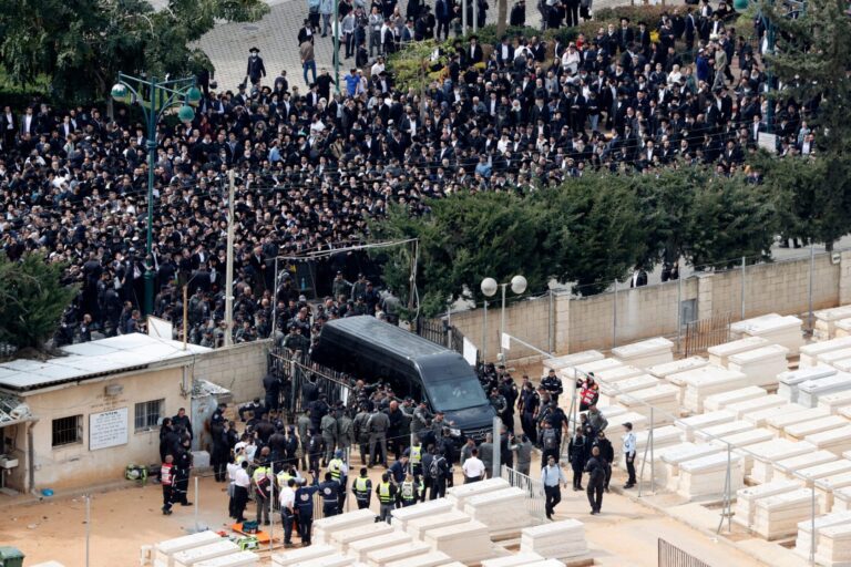 Les personnes en deuil se pressent à Bnei Brak pour les funérailles du rabbin Chaim Kanievsky, les plus importantes de l'histoire d'Israël