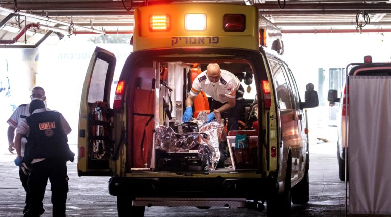 Les soldats israéliens ripostent et tuent au moins 2 Palestiniens lors d'un raid alors que les tensions continuent de monter