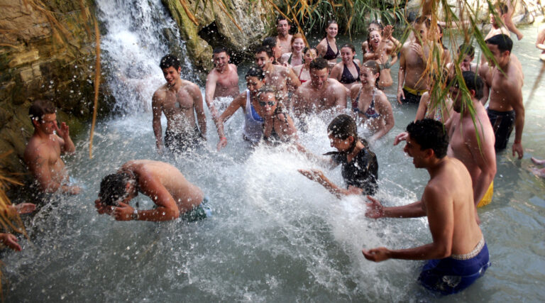 Les voyages du droit de naissance reprendront en octobre sans quarantaine pour les vaccinés
