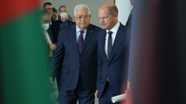 Mahmoud Abbas accuse Israël d'"Holocauste" et le chancelier allemand Olaf Scholz s'en prend pour ne pas avoir répondu