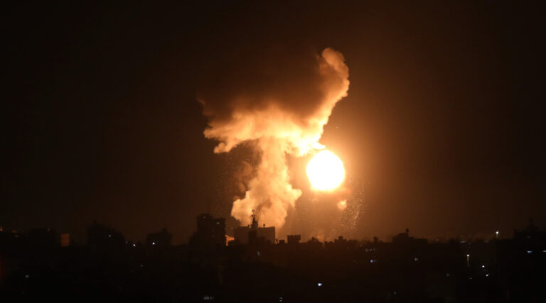 Missiles depuis Gaza près de Tel-Aviv, Israël effectue une frappe aérienne sur Gaza en réponse
